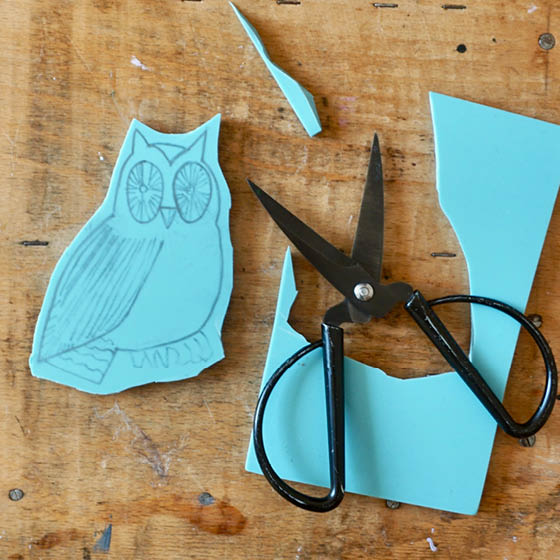 Böockprinting: Eulen-Stempel aus Stempelmatte mit Schere grob ausschneiden 