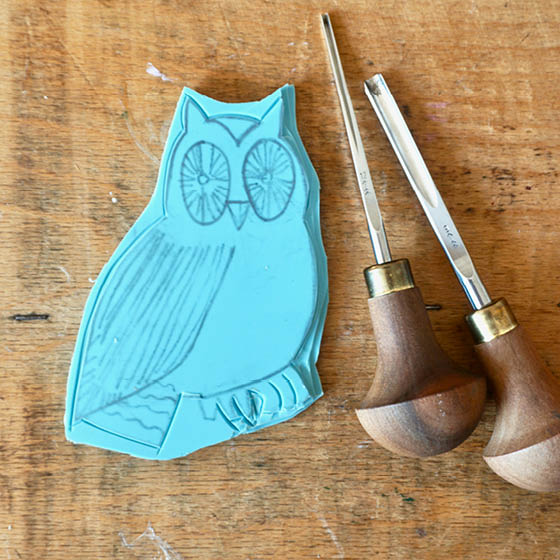 Böockprinting: Eulen-Stempel aus Stempelmatte ausschneiden 