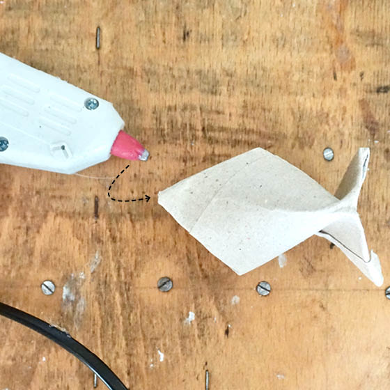 Klorollen-FIsch mit Karkierung an der Spitze und Heißklebepistole