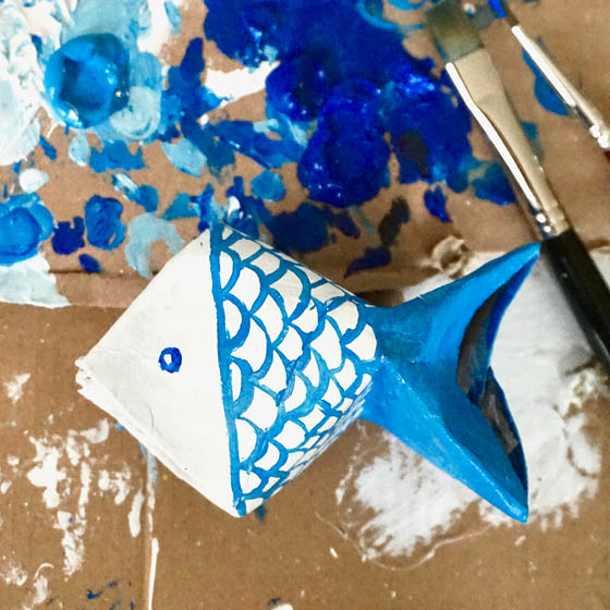 Fertig angemalter Klorollen-Fisch