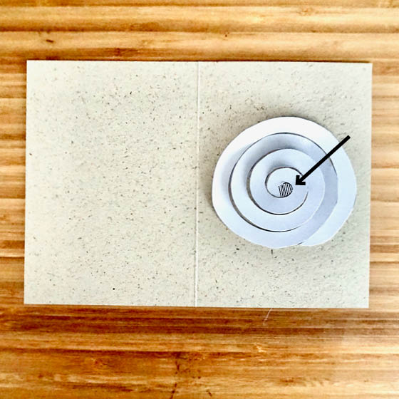 Karte mit eingeklebter Spirale und Markierung auf der Spirale