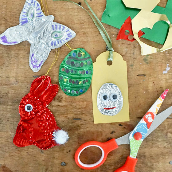 Hase und Ostereier aus Prägefolie im Kinderstil