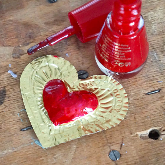 Herz aus Prägefolie, roter Nagellack