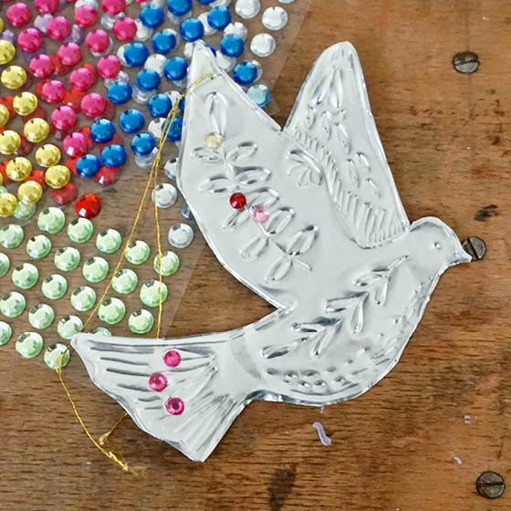 Silberne Taube aus Prägefolie mit Glitzersteinchen verziert