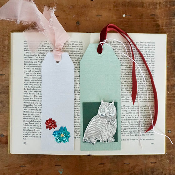 Buchzeichen mit Blumen und Eule aus Prägefolie