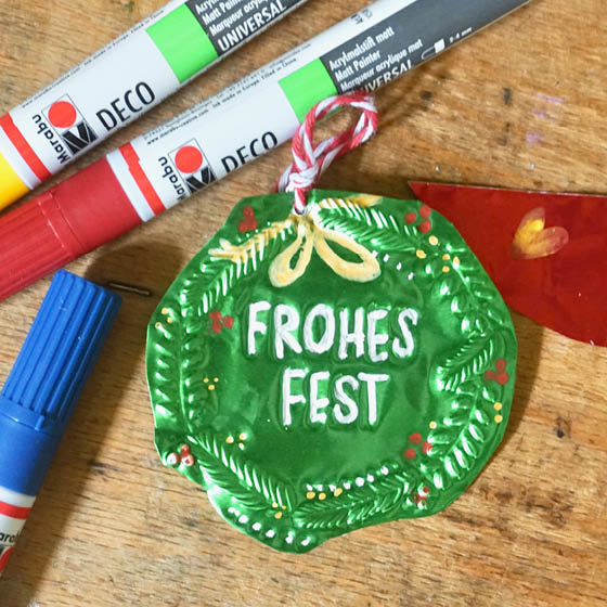 Geschenkanhänger "Frohes Fest" aus Prägefolie mit Stiften bemalt