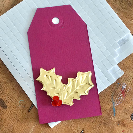 GEschenkanhänger mit Ilex-Blättern aus Prägefolie