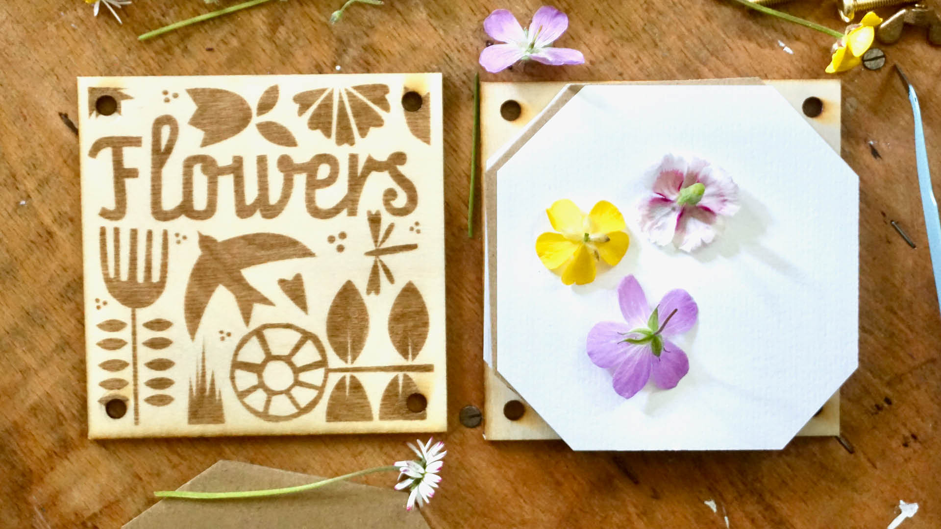 Blumenpresse mit frischen Blumen