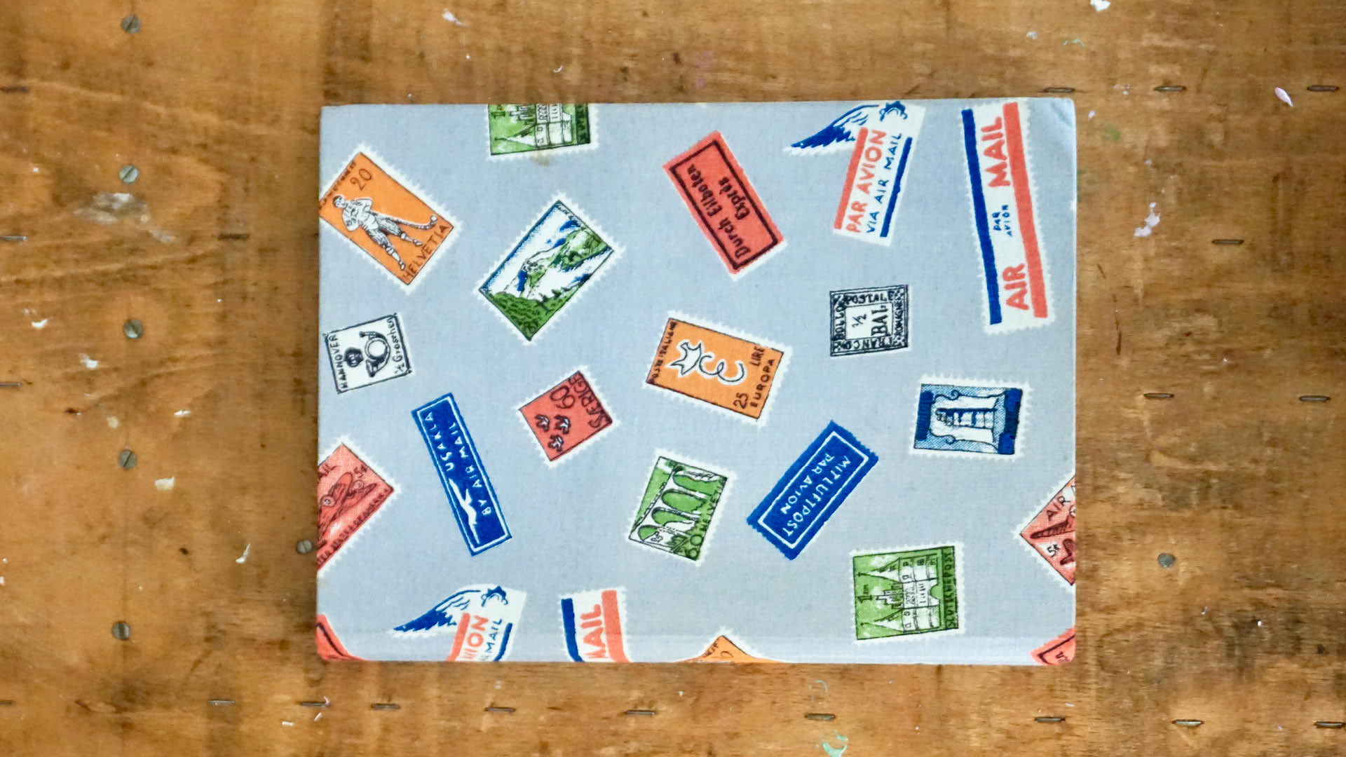 Geschlossenes Briefmarken-Sammelalbum, 50er Jahre Stil
