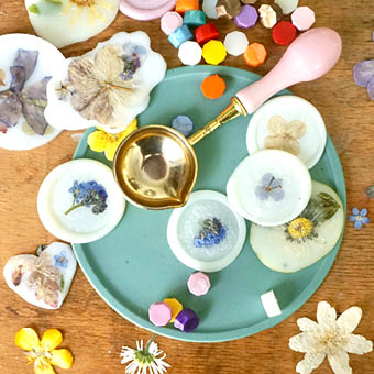 Wachssiegel mit Blüten