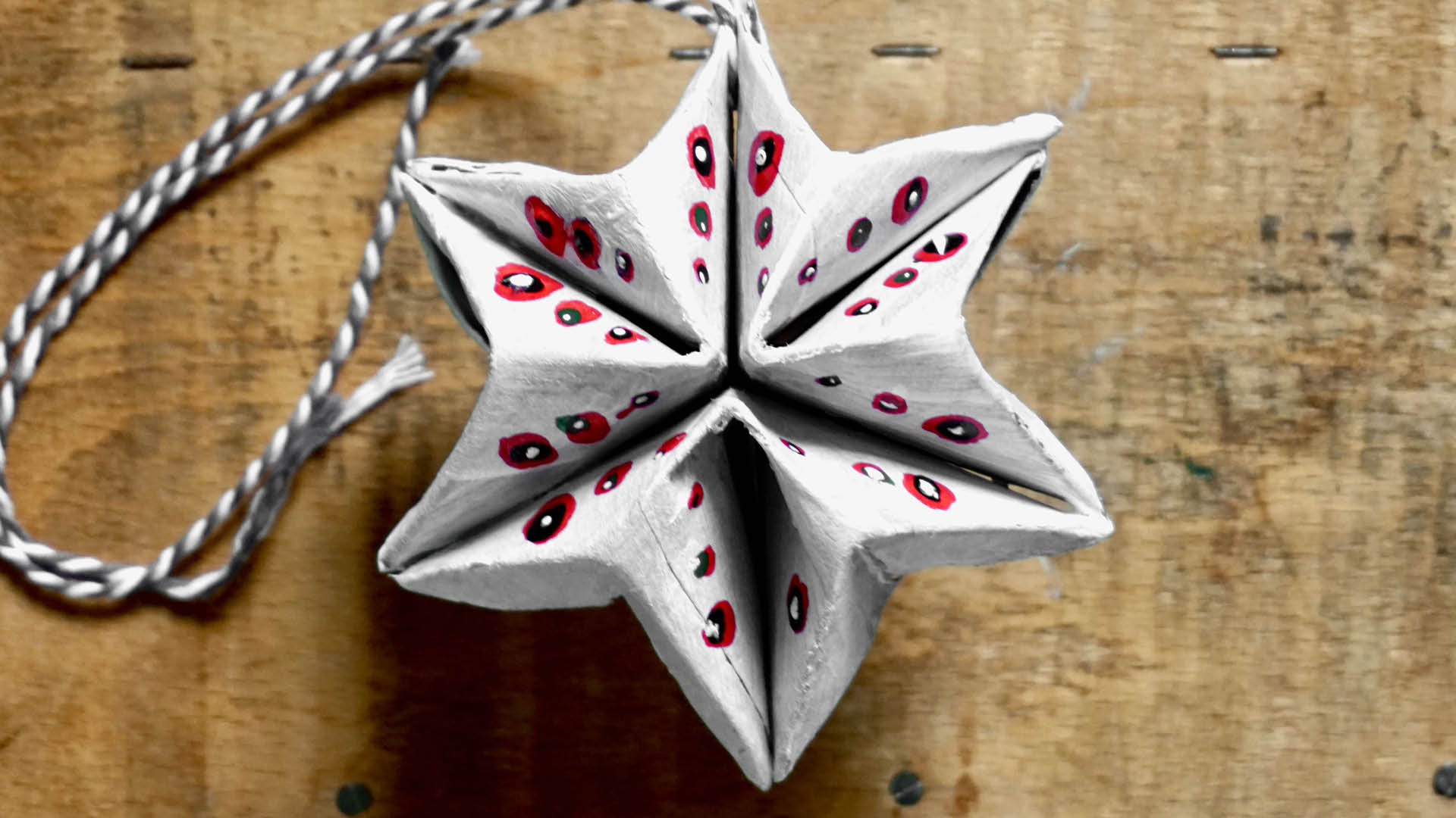Papprollenstern - weiß mit rot-schwarzen Punkten