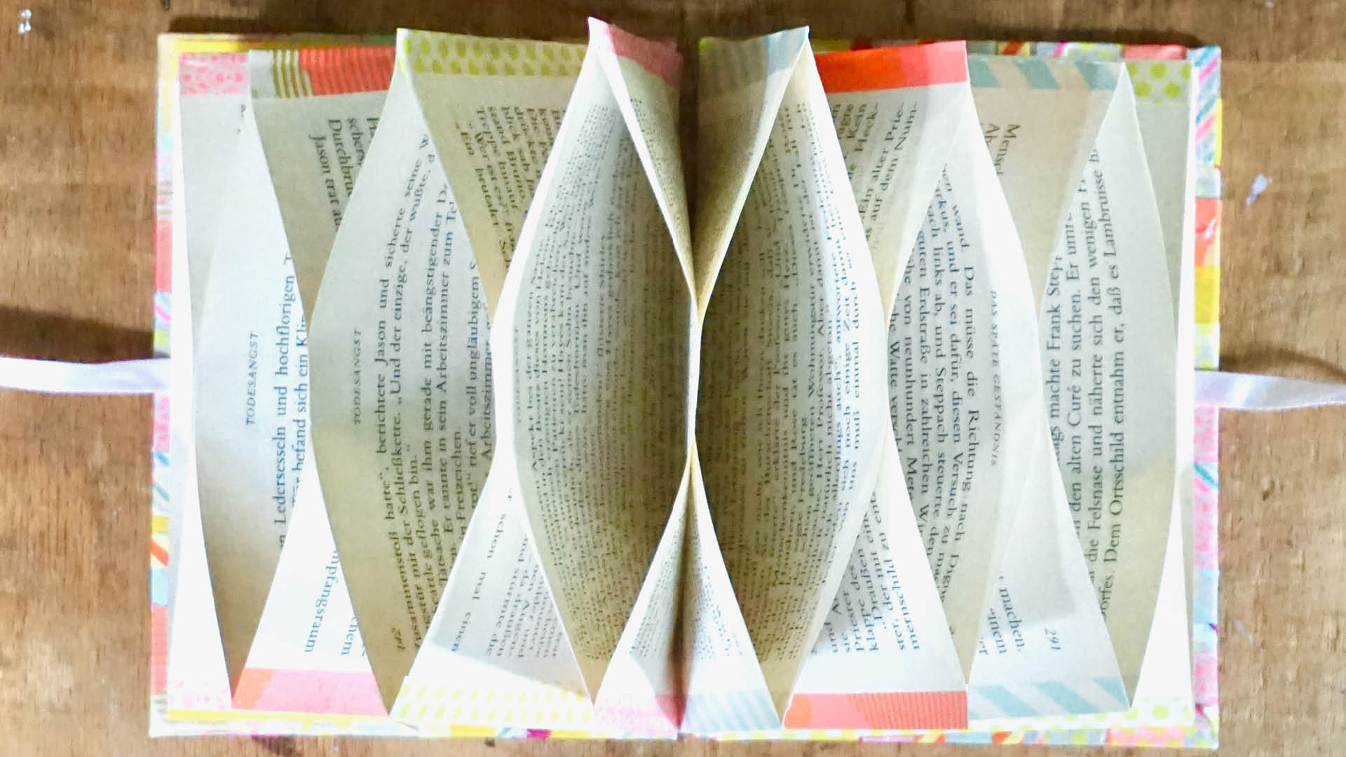 Sammelalbum aus alten Buchseiten und Washi-Tape