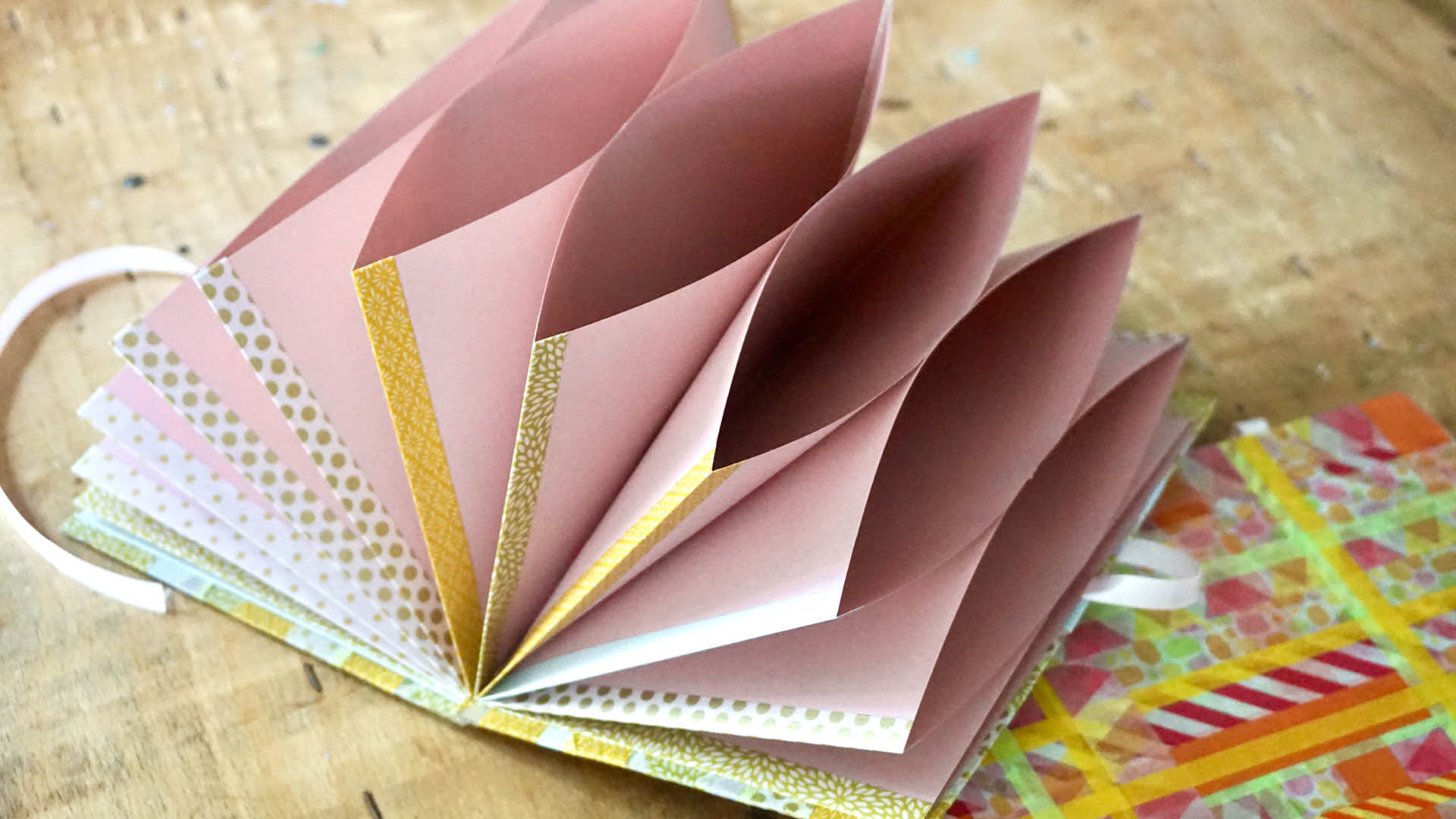 Sammelalbum aus rosa papier und Washi-Tape
