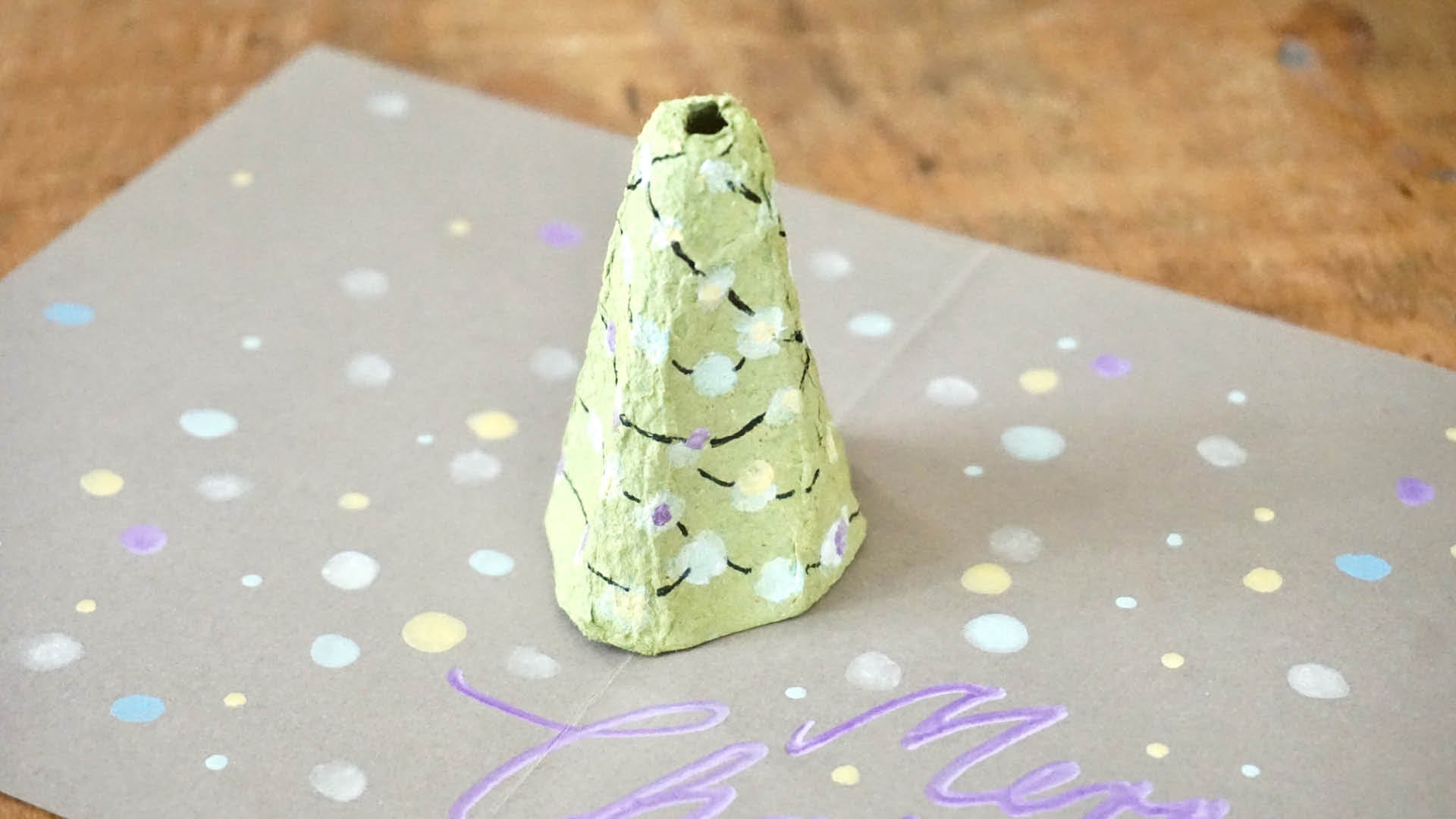 Beispielhafte Karte: Spitze mit augemalter Lichterkette in Pastellfarben