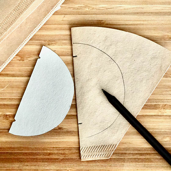 Auf Kaffefilter aufgemalter halbkreis, Schablone, Bleistift