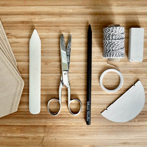 Material für Wabenbälle: Kaffeefilter, Schere, Stift, Schnur, Doppelklebeband, Schablone, Radiergummi