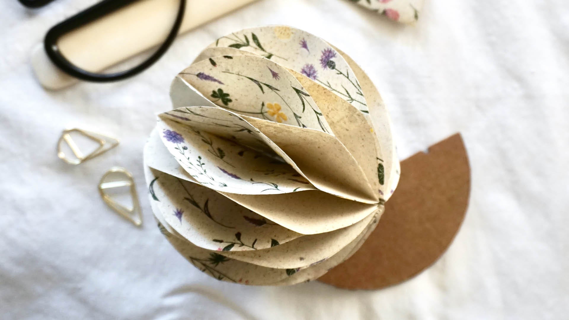 Frühlikngshafter Wabenball aus Geschenkpapier