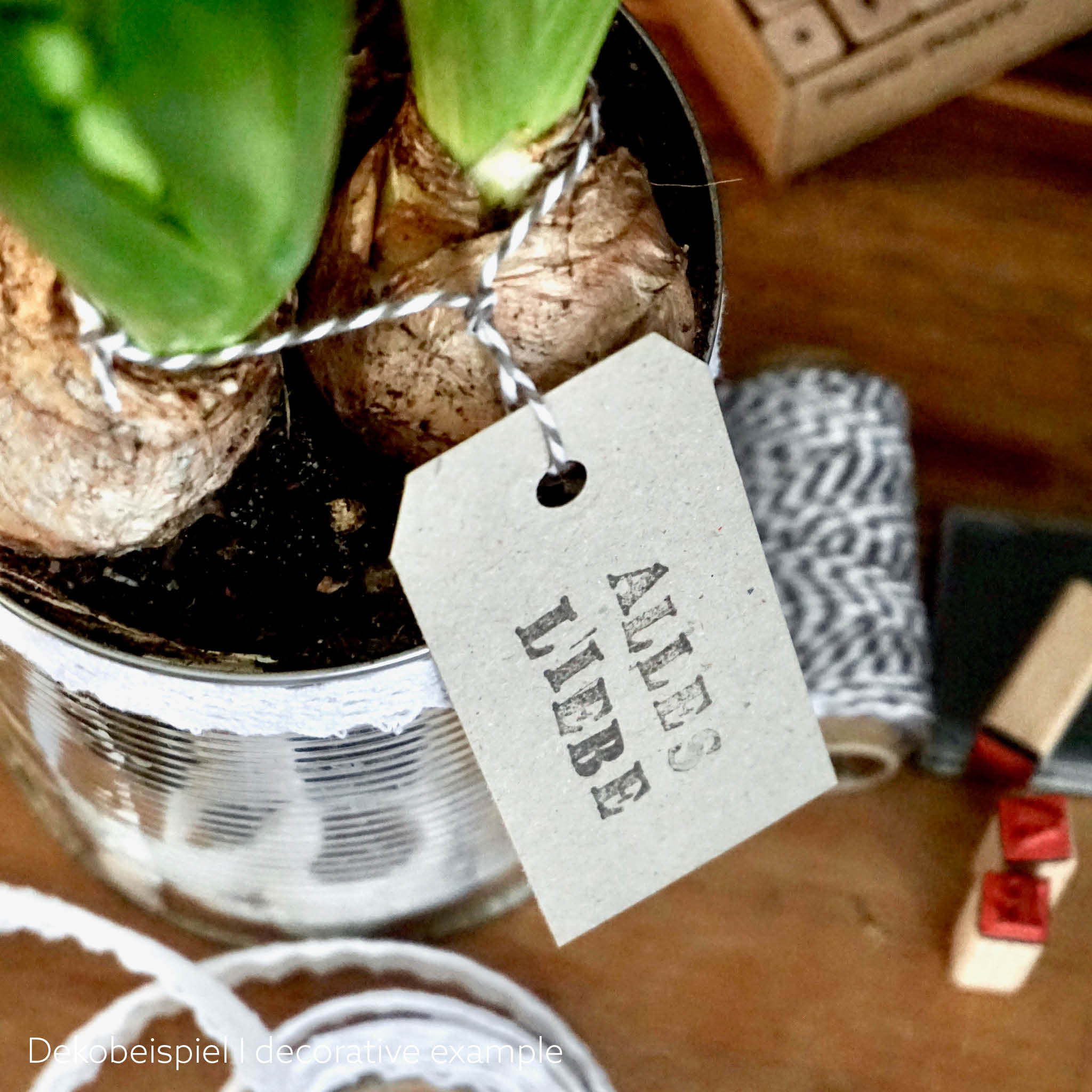 Buchstaben-Zahlen Stempelsets Anwendungsbeispiel: Geschenkanhänger"Alles Liebe"