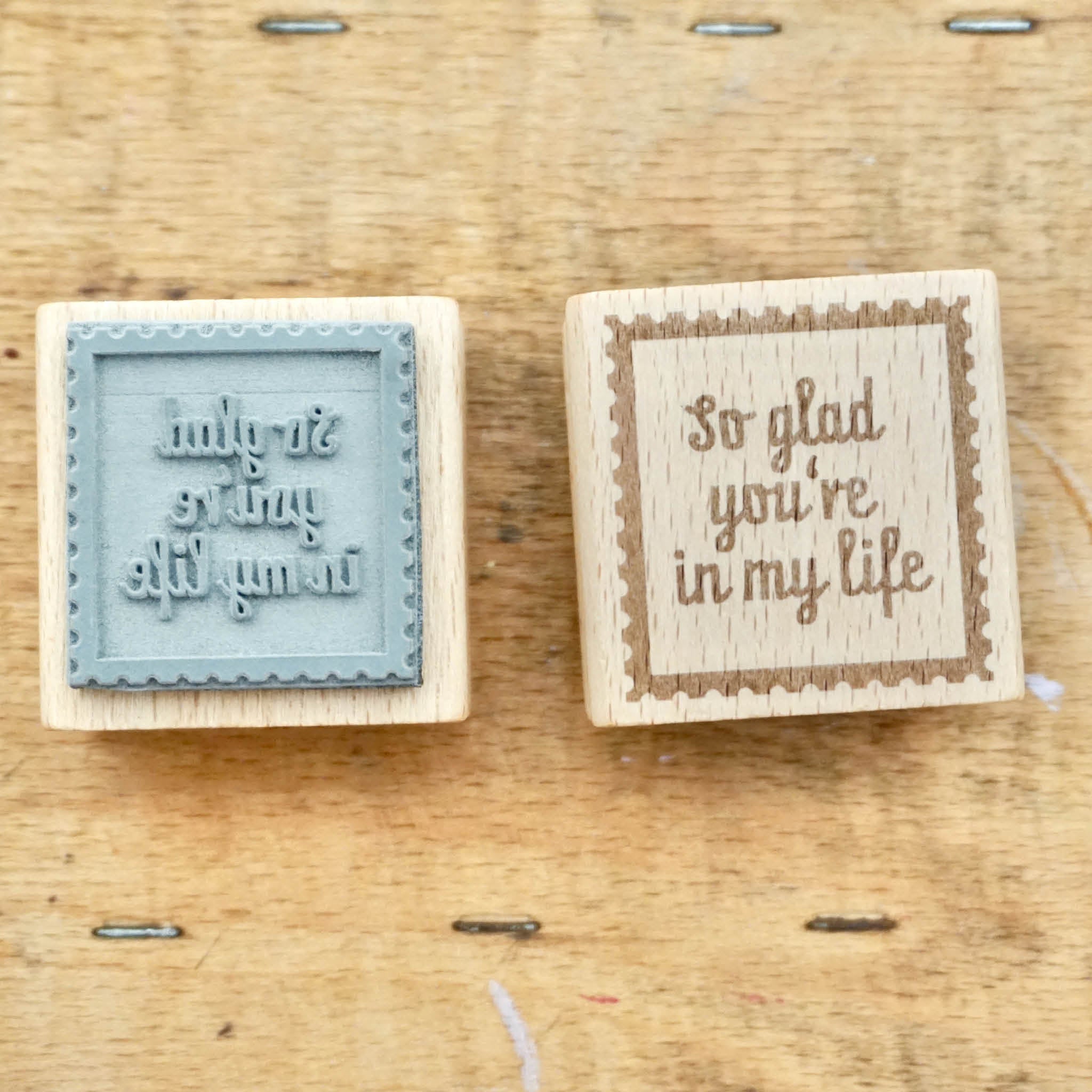 Holzstempel mit Briefmarkenmotiv - "So glad you're in my life"