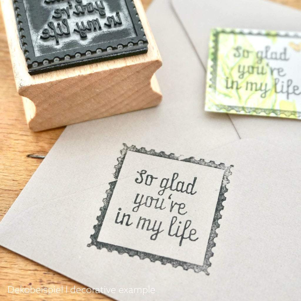 Holzstempel mit Briefmarkenmotiv - Anwendungsbeispiel Briefumschlag "So glad youÄre in my life"