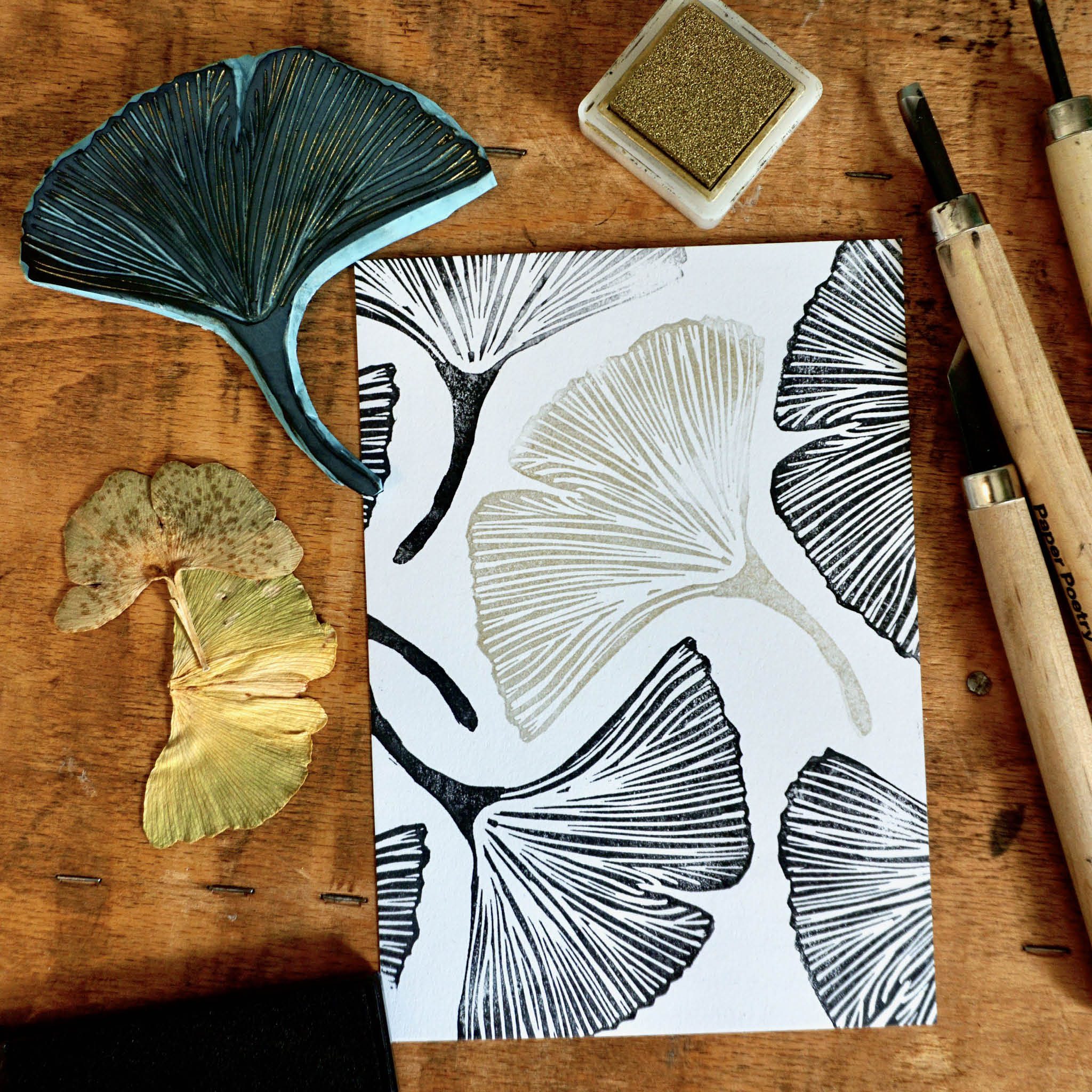 Anwendungsbeispiel: von hand geschnitzer Stempel mit gedruckter Karte "Ginko-Blatt"