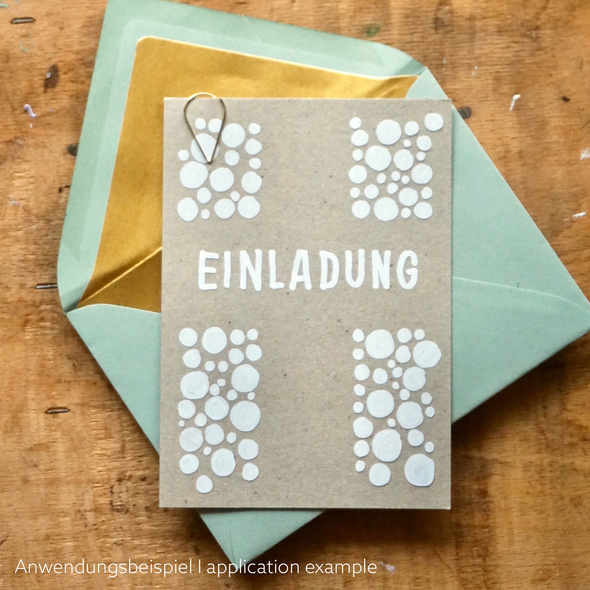 DIY EInladung zur Kommunion oder Konfirmation. Kreuz-Motiv mit eukalyptusfarbenem Umschlag