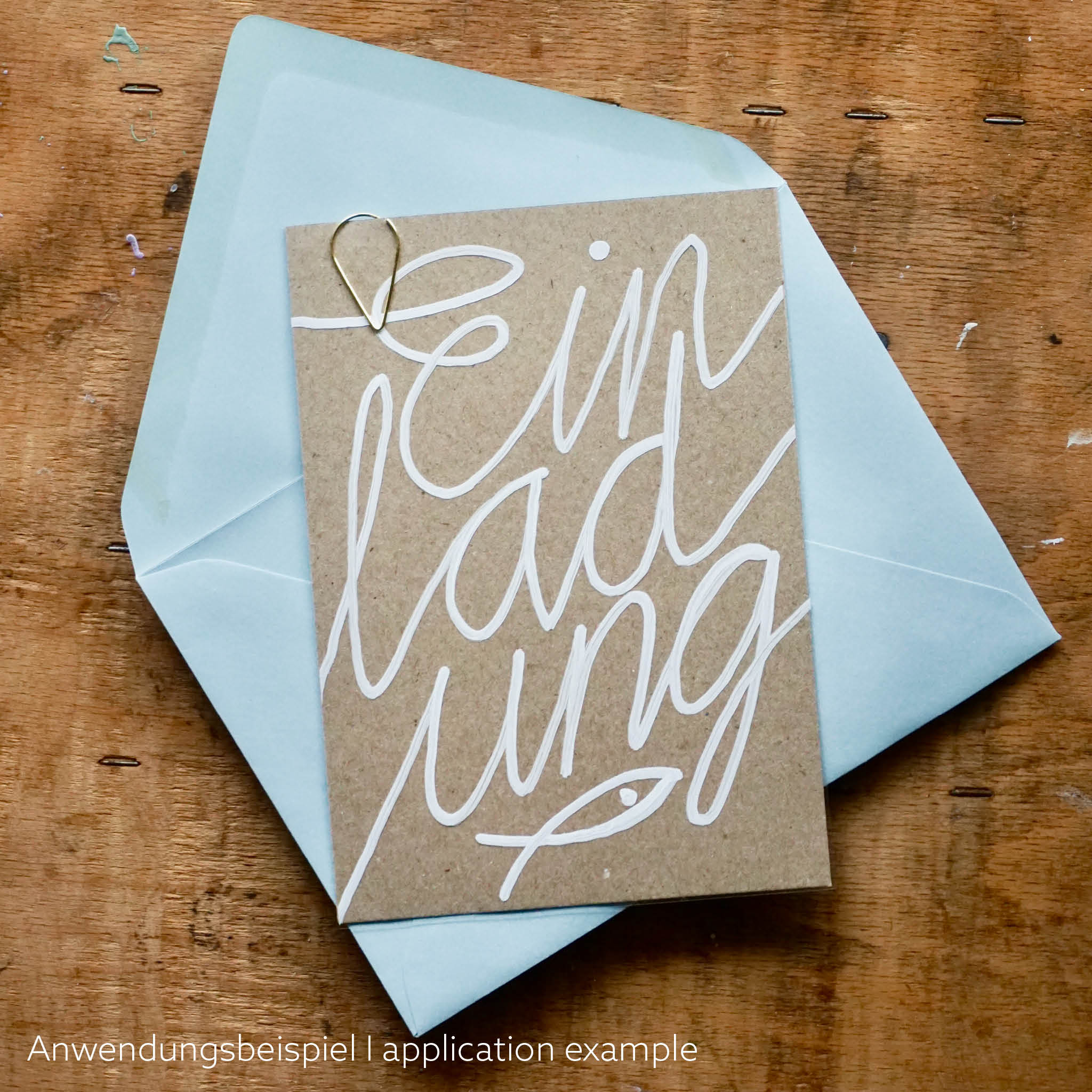 DIY EInladung zur Kommunion oder Konfirmation. Motiv: geschwungener Schriftzuge IENLADUNG mit Fisch  mit blauem Umschlag