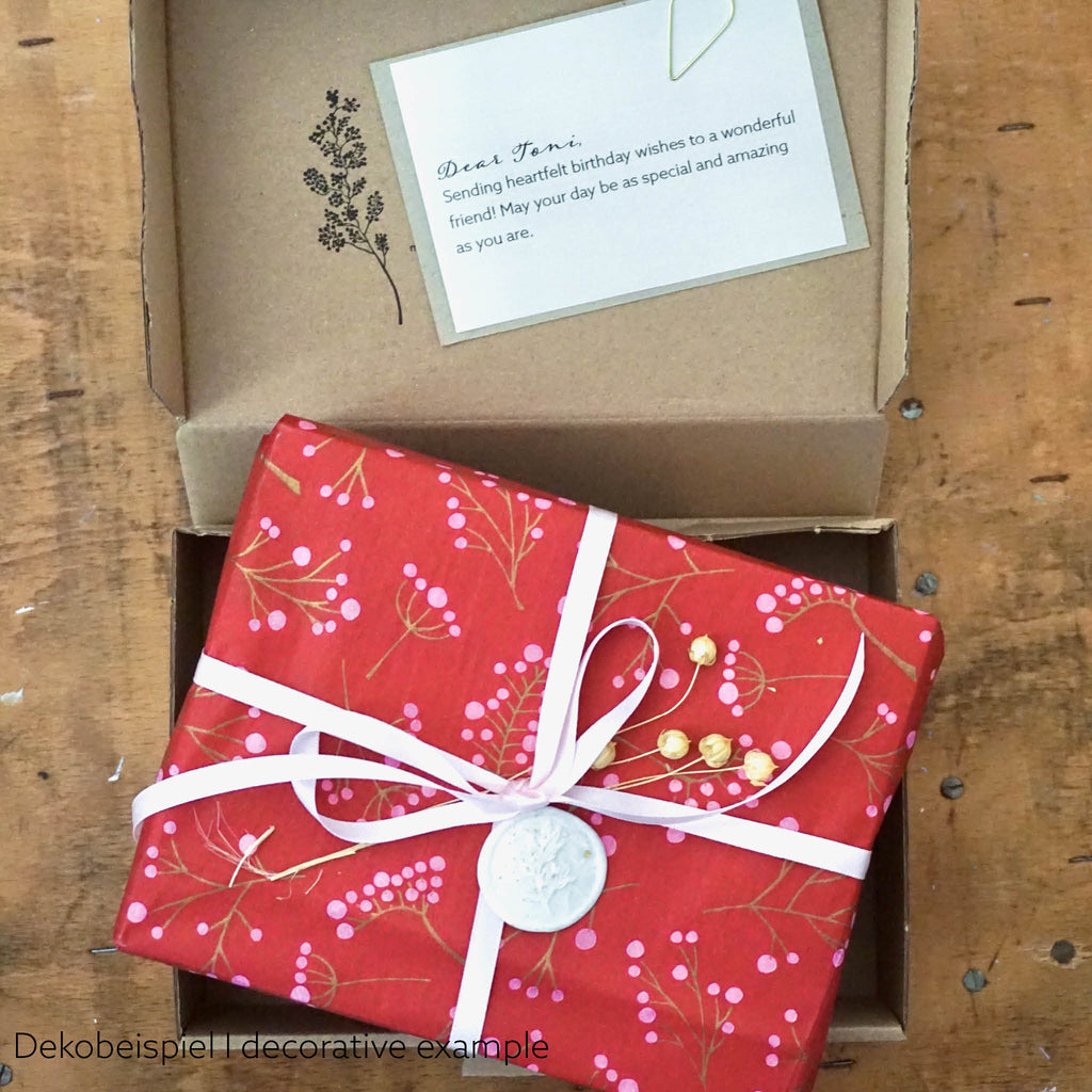 Geschenk in Versandkarton mit persönlicher Karte