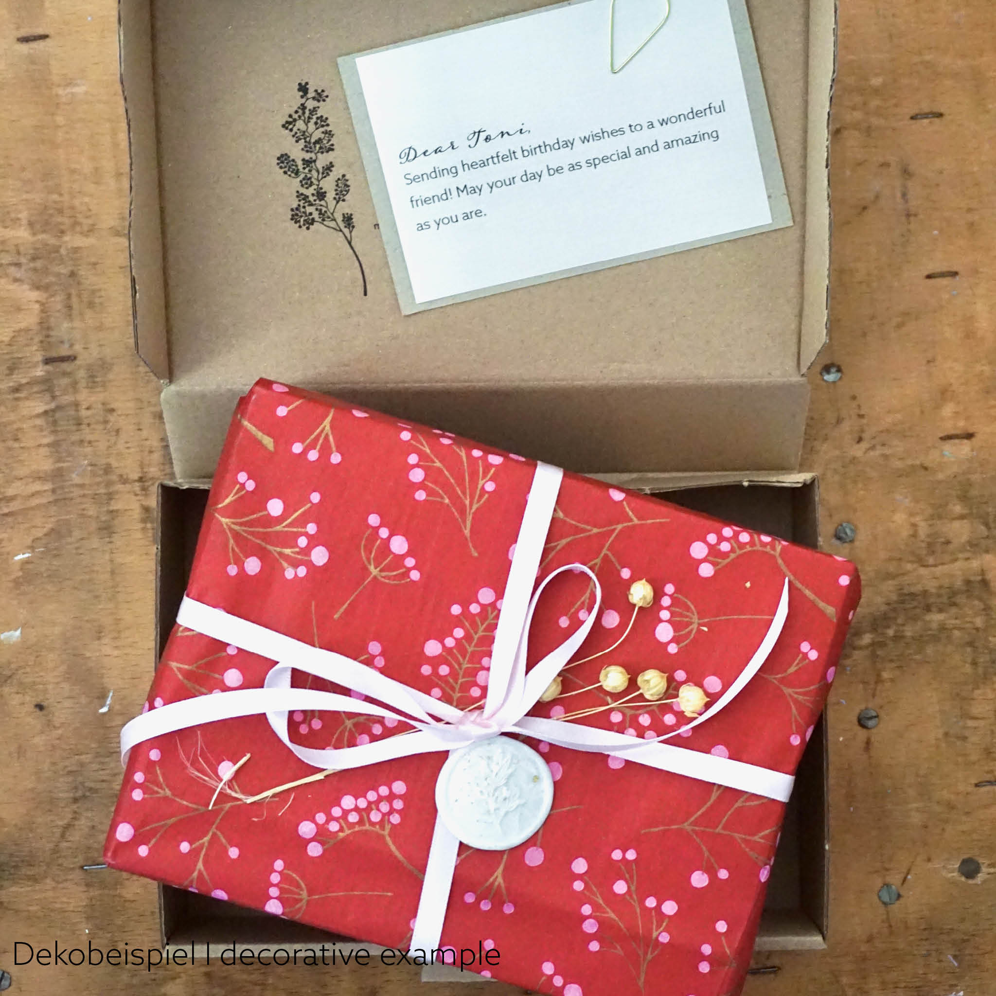 Geschenk in Versandkarton mit persönlicher Karte