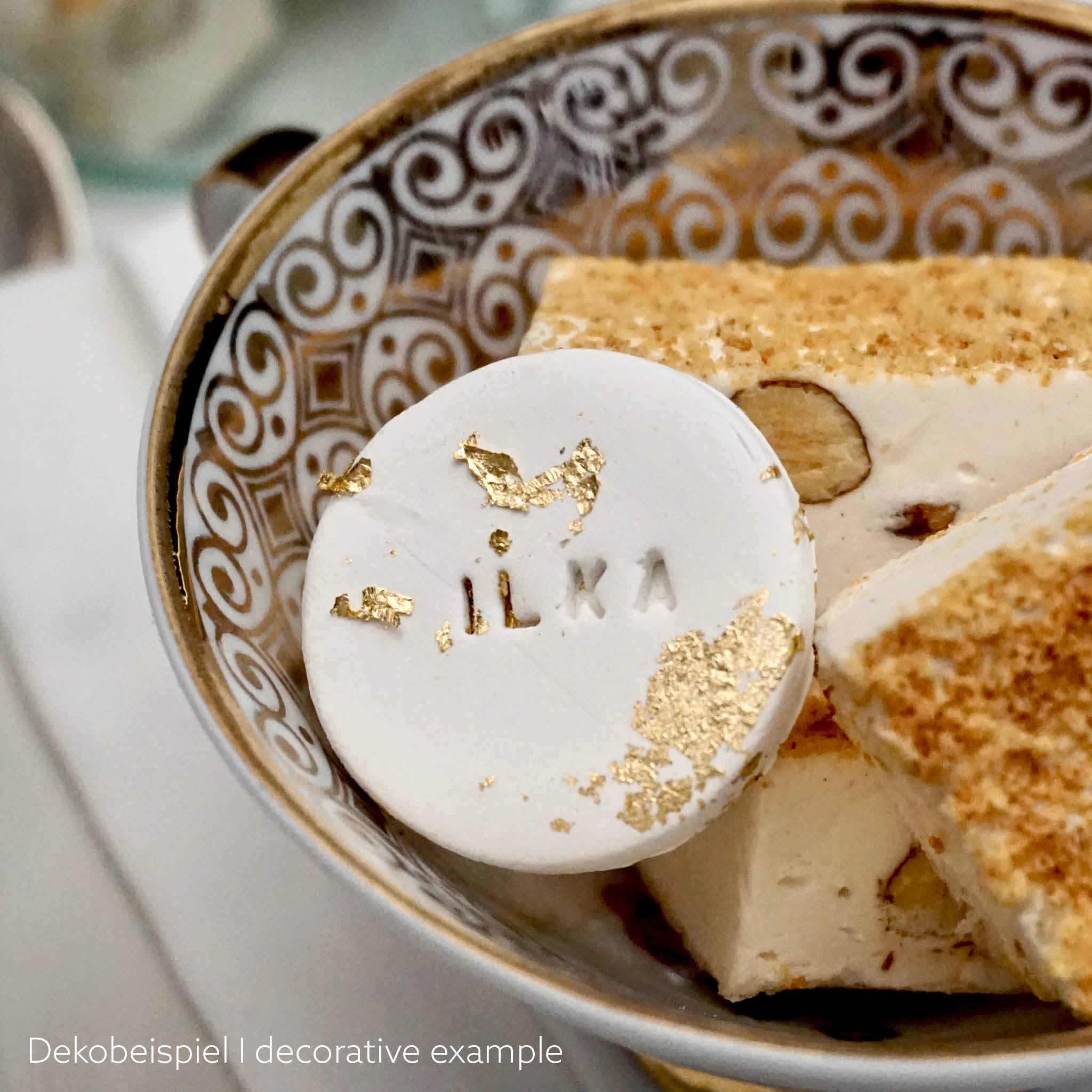 Taler aus heller Modeliermasse Dekobeispiel in Goldtasse