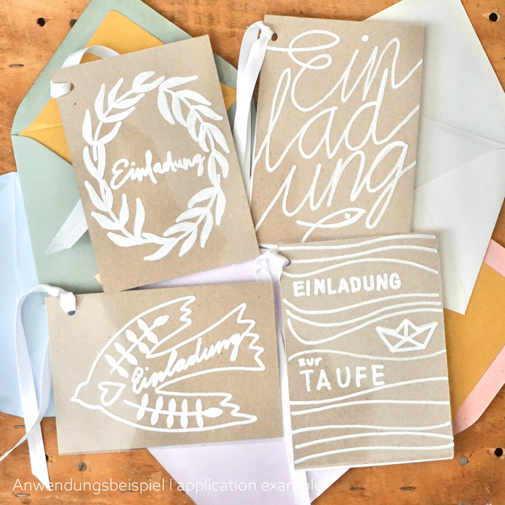 DIY Einladungskarte zur Taufe. iel Motive (geschwungener Schriftzug mit Fisch, Kranz, Vogel, Bootchen mit Wellen). Folie auf Kraftpapier. Verschiedene Umschagfarben