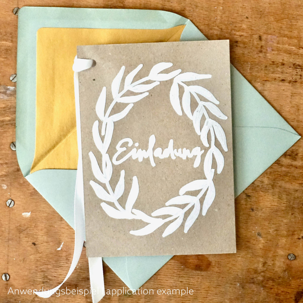 DIY EInladung zur Kommunion oder Konfirmation. Kranz-Motiv mit eukalyptusfarbenem Umschlag