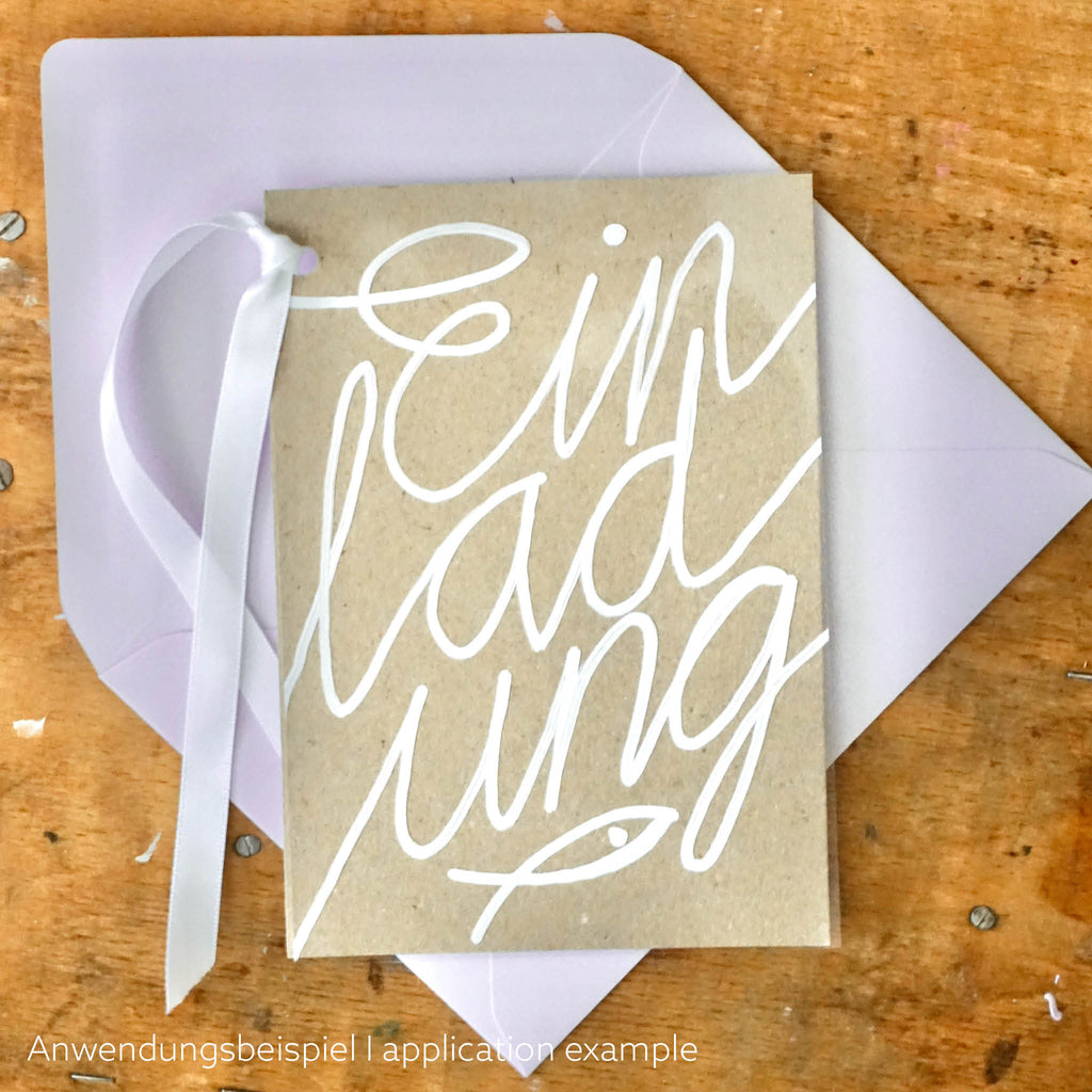 DIY EInladung zur Kommunion oder Konfirmation. Schriftzug-Motiv mit lila Umschlag