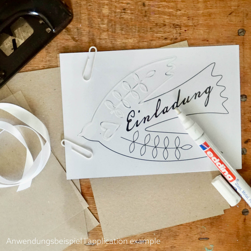 DIY EInladung zur Kommunion oder Konfirmation. Prozessfoto: Design wird auf Folie abgepaust