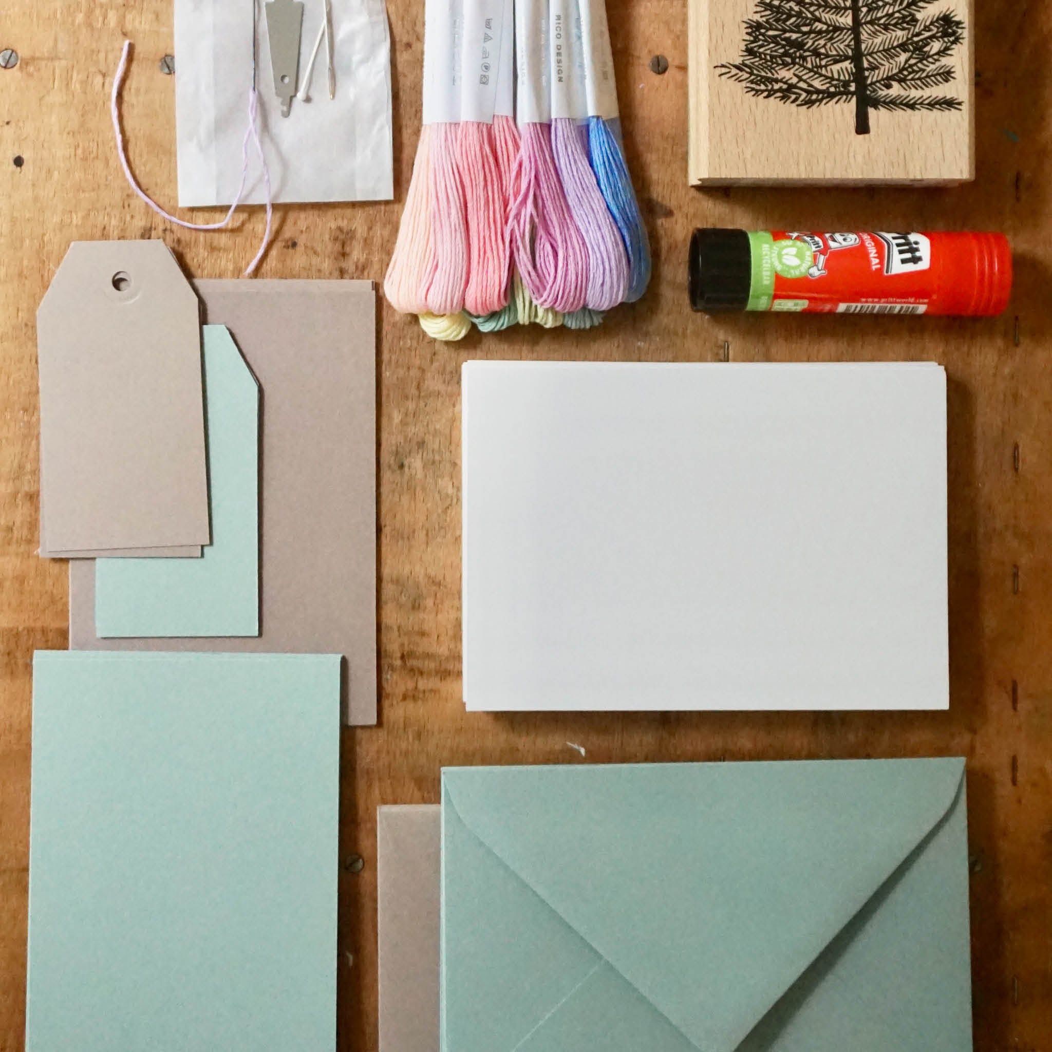 Handgestickte Weihnachtskarten mit XL Stempelmotiv - Bastelset - Inhalt des Sets