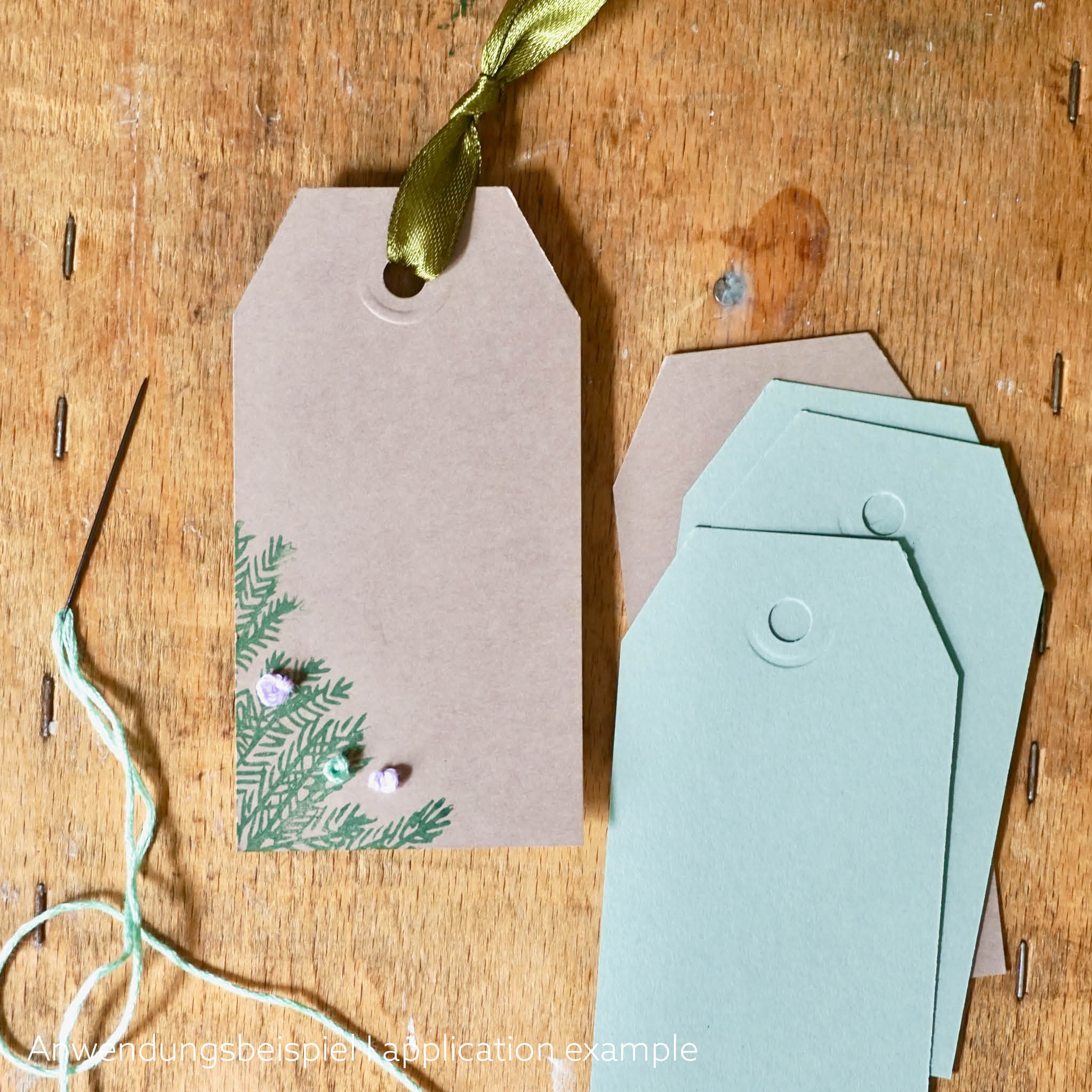 Handgestickte Weihnachtskarten mit XL Stempelmotiv - Bastelset - Beispiel, Geschenkanänger besticken