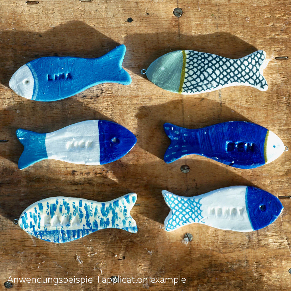 Platzkarten aus Modelliermasse in Fischform: Anwendungsbeipiel: Maritim bemalte Fische