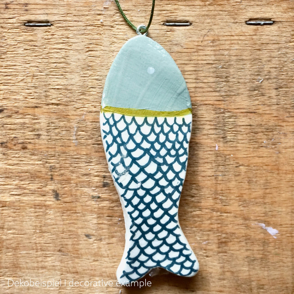 Platzkarten aus Modelliermasse in Fischform: Anwendungsbeispiel: Fisch mit kleiner Öse, aufgehängt an Schnur