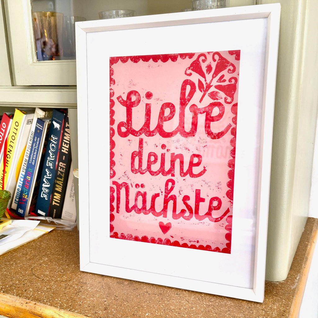 feministisches Poster "Liebe deine nächste" von Hand gedruckt