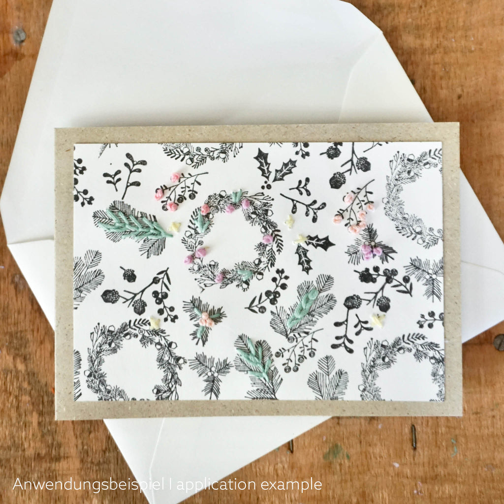 8 Holzstempel mit weihnachtlichen Motiven: Anwendungsbeispiel: bestemplte Karte mit Stickereien