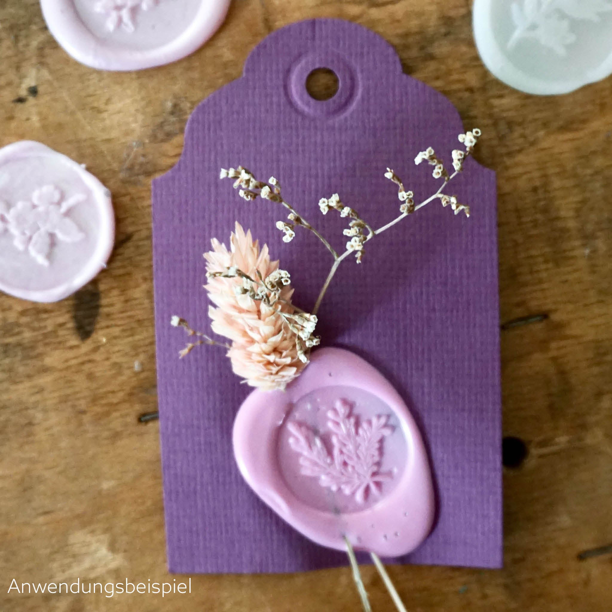 Beispiel: Geschenkanhänger mit Wachssiegel und Trockenblume