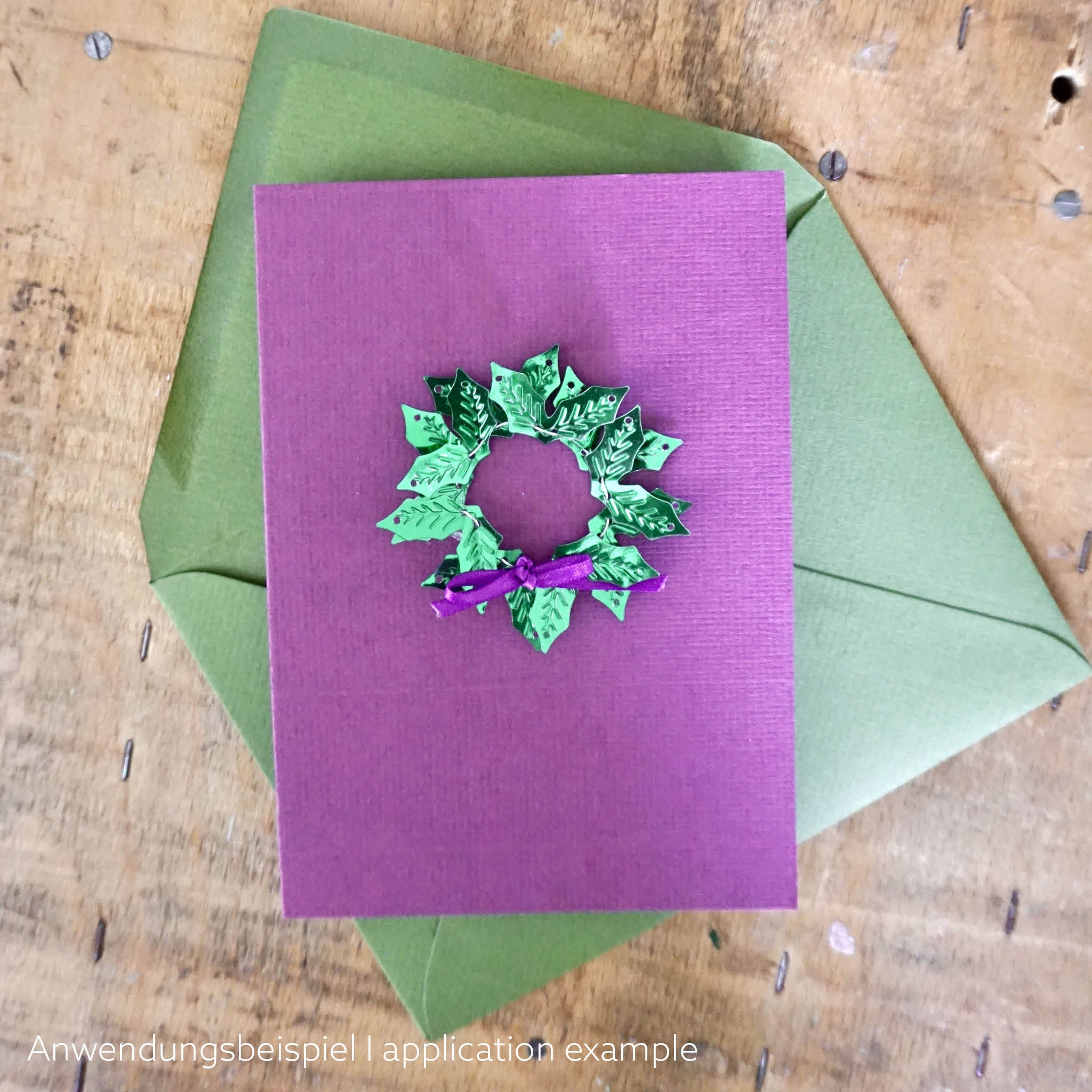 Weihnachtskarte zum Selberbasteln "Gloria" - lila Karte mit Kranz aus grünen Ilex-Pailletten - Beispie-Karte