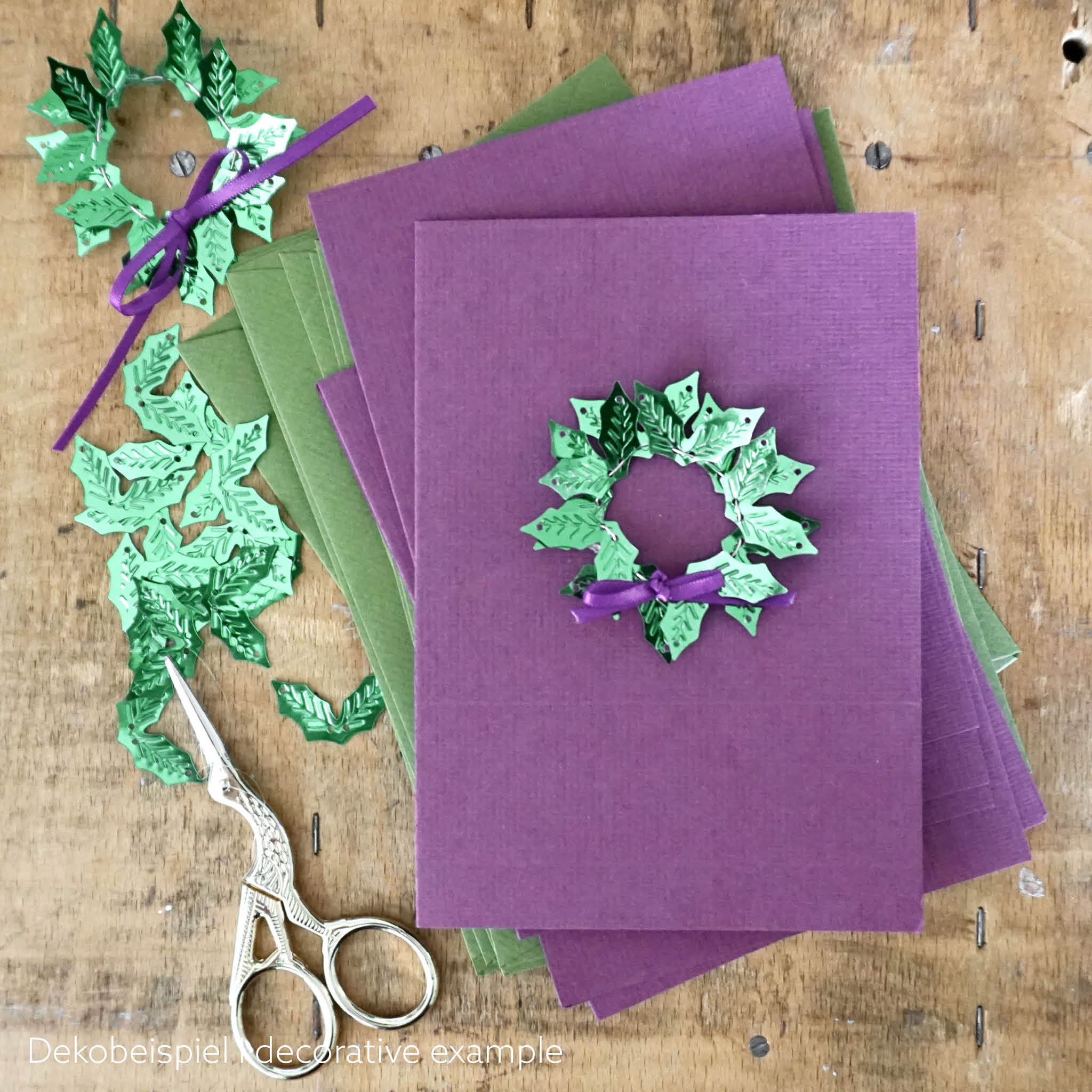 Weihnachtskarte zum Selberbasteln "Gloria" - lila Karte mit Kranz aus grünen Ilex-Pailletten - Beispie-Karte