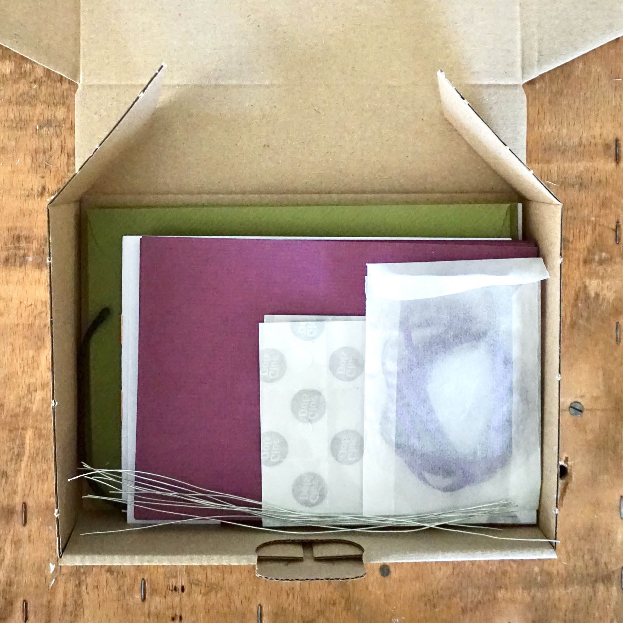 Weihnachtskarte zum Selberbasteln "Gloria" - lila Karte mit Kranz aus grünen Ilex-Pailletten - DIY Box