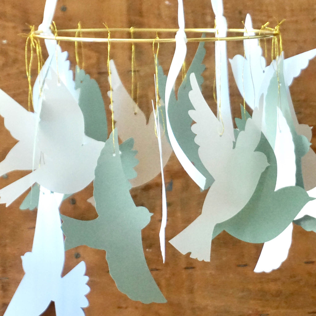 Wunschkranz: Papiervögel an goldfarbenem Metallring, ein Eukalyptus/Weiß